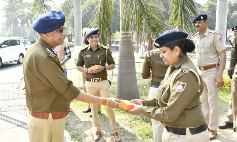 होली पर पुलिस कर्मियों से मिले चंडीगढ़ DGP, मिठाई खिला कराया मुंह मीठा