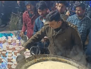 MP के विदिशा जिले में लोगों को दूध पिलाकर किया नए साल का स्वागत दूध पीकर सेहत बनाने की दी सलाह