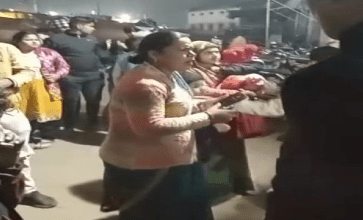 MP के मुरैना जिले में महिला का मेले में झूलेवालों से विवाद