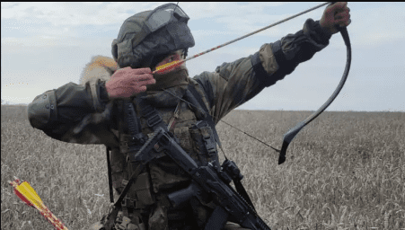 युद्ध में धनुष बाण चला रहे रूसी सैनिक सोशल मीडिया पर लोगों ने उड़ाया मजाक
