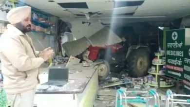 मेडिकल स्टोर में शटर और शीशा तोड़कर अंदर घुसा ट्रैक्टर-वीडियो