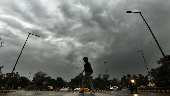 Delhi Weather: राजधानी में आज बारिश के आसार , सर्द हवा ने बढ़ाई ठिठुरन