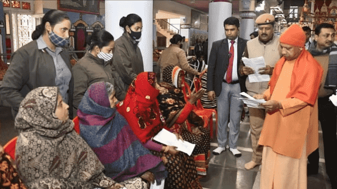 Janta Darbar: गोरखपुर में सीएम योगी ने सुनी फरियाद