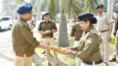 होली पर पुलिस कर्मियों से मिले चंडीगढ़ DGP, मिठाई खिला कराया मुंह मीठा