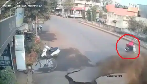 CCTV वीडियो : महाराष्ट्र में ऐसे अचानक फटी धरती, स्कूटी से जा रही महिला के साथ हुआ हादसा