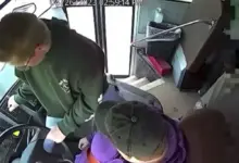 Video: चलती स्कूल बस में बेहोश हुआ ड्राइवर,7वीं के छात्र ने बस को रोककर 66 बच्चों की जान बचाई