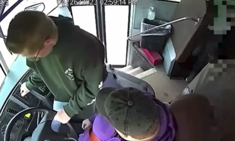 Video: चलती स्कूल बस में बेहोश हुआ ड्राइवर,7वीं के छात्र ने बस को रोककर 66 बच्चों की जान बचाई