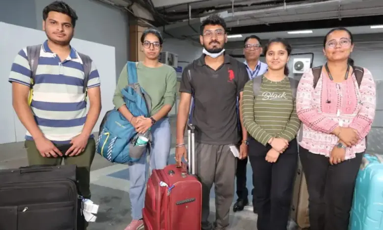 मणिपुर से लौटे विद्यार्थियों ने दिल्ली हवाई अड्डे पर उतरते ही कहा, थैंक यू हरियाणा सरकार