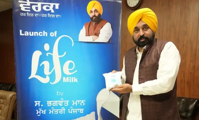 मुख्यमंत्री द्वारा वेरका फ्रूट दही, क्रीम और ऐकस्टैंडड शैल्फ लाईफ़ मिल्क की शुरुआत