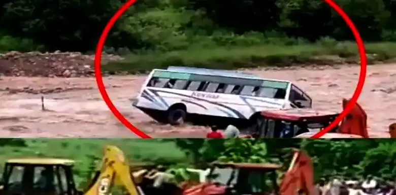 नैनीताल के रामनगर में धनगढ़ी पुल में यात्रियों से भरी बस ब