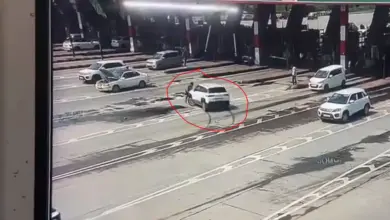 टोल प्लाजा पर टोल कर्मी पर चढ़ाई कार, CCTV में कैद हुई वारदात