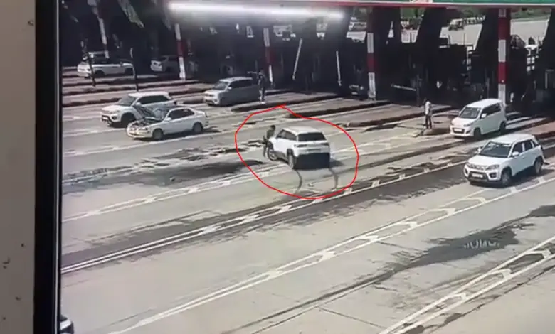 टोल प्लाजा पर टोल कर्मी पर चढ़ाई कार, CCTV में कैद हुई वारदात