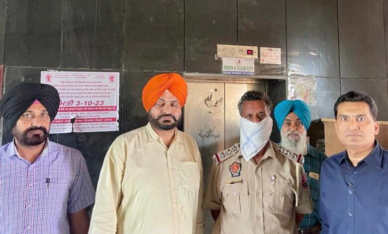 रिश्वत लेता पुलिस इंस्पेक्टर रंगे हाथों काबू