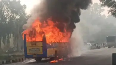 कुछ ही देर में बस धू धू कर जलने लगी।