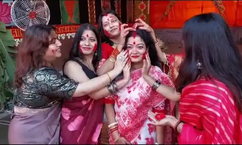 चंडीगढ़: सिंदूर खेला के साथ दुर्गा पूजा संपन्न, कालीबाड़ी में हुआ सिंदूर उत्सव