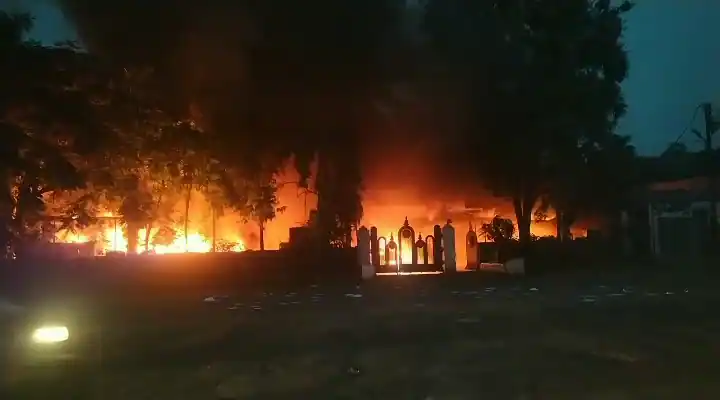 मराठा आरक्षण के आंदोलनकारियों ने बीड शहर में NCP कार्यालय में आग लगा दी।