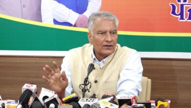 सुनील जाखड़ का खुली बहस के लिए टैगोर थिएटर जाने से इनकार