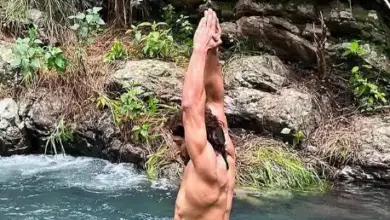 बिना कपड़ों के जंगल में खाना बनाते दिखे विद्युत जामवाल